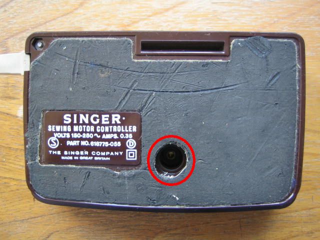 Foto vom Singer Fussanlasser, Unterseite